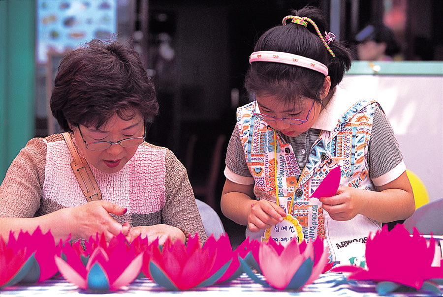 연꽃을 만드는 모녀