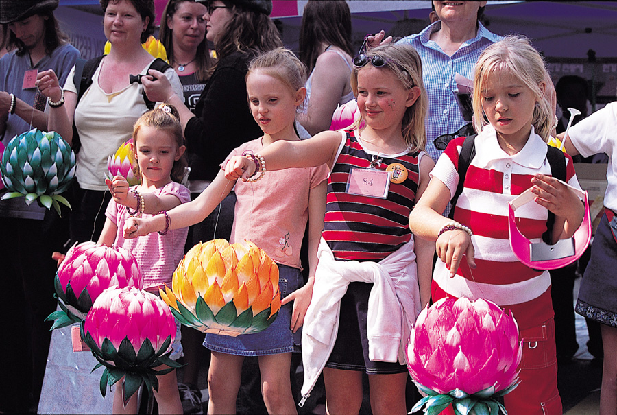 외국인등만들기에 참여한 소녀들