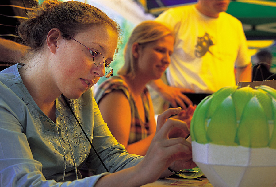 연등을 만드는 외국인