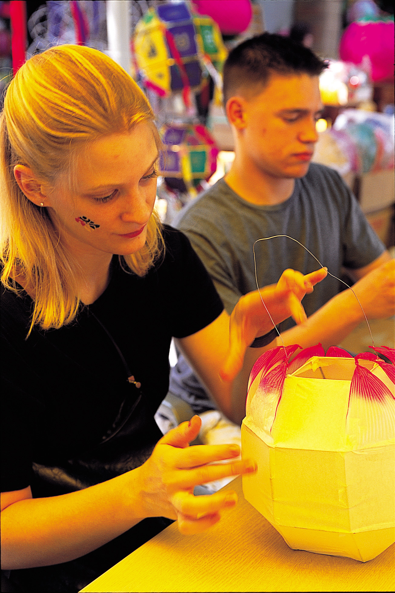 연등을 만드는 미인