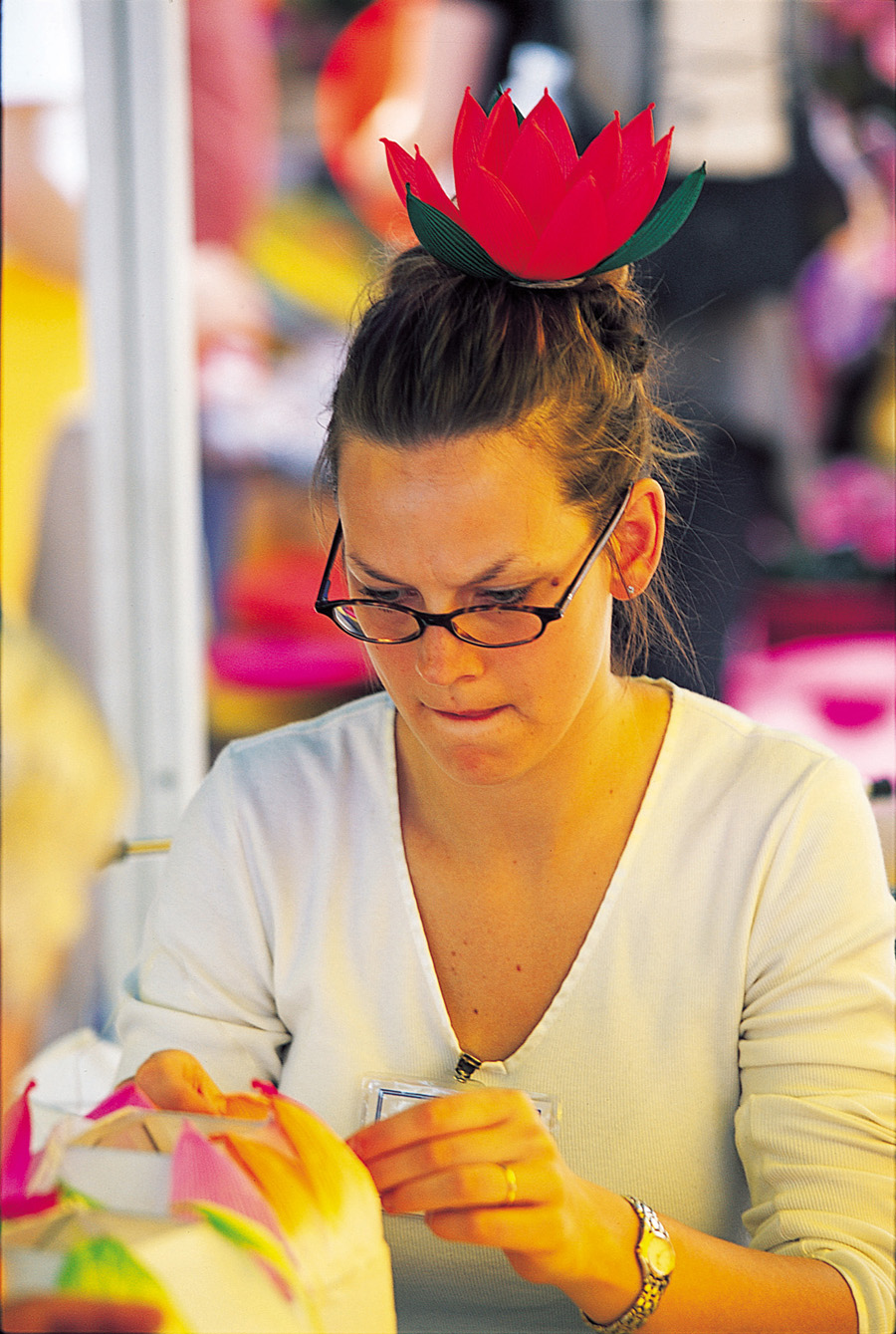 연등을 집중해서 만드는 외국인