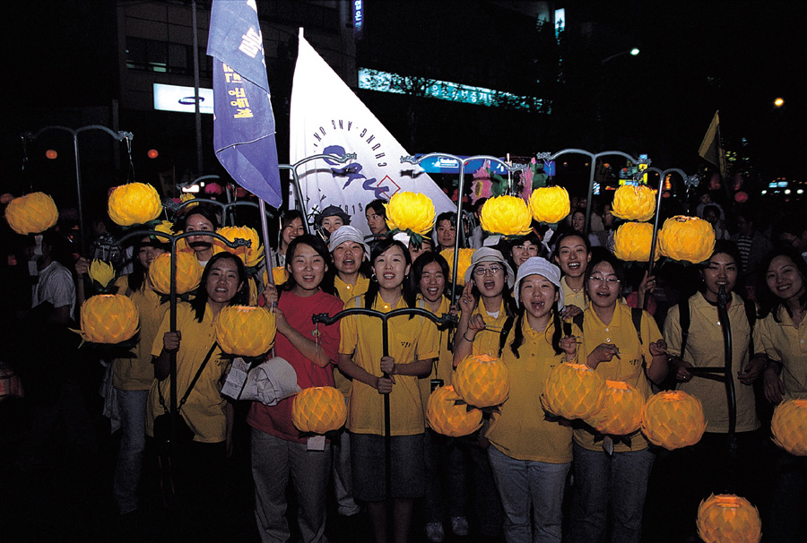 환호하는 젋은이들