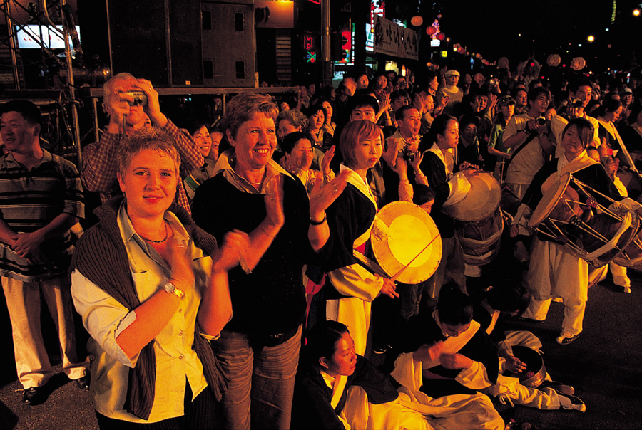 연도에서 환호하는 시민들