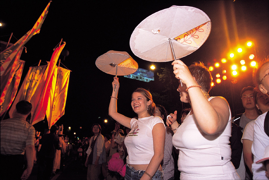 우산등을 든 외국인
