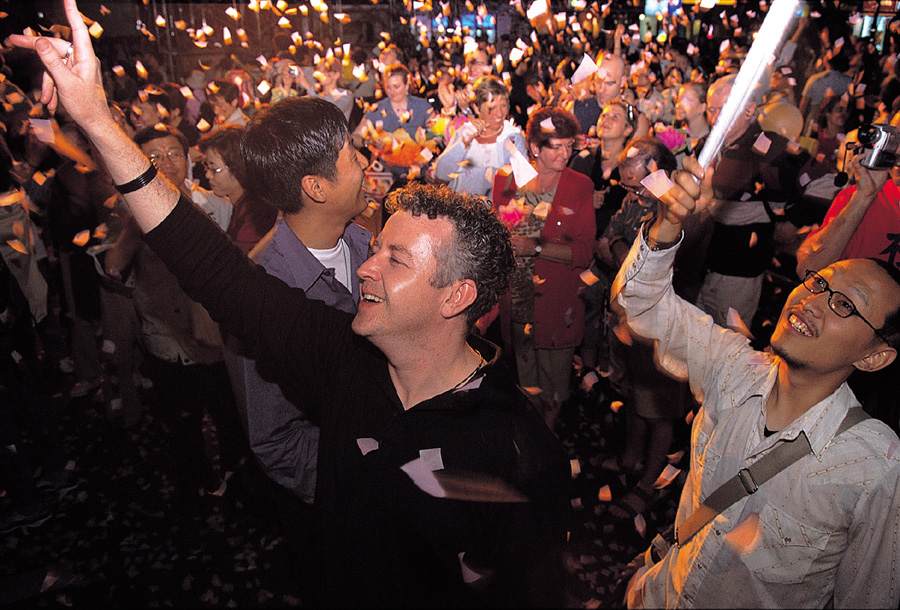 꽃비에 환호하는 외국인들